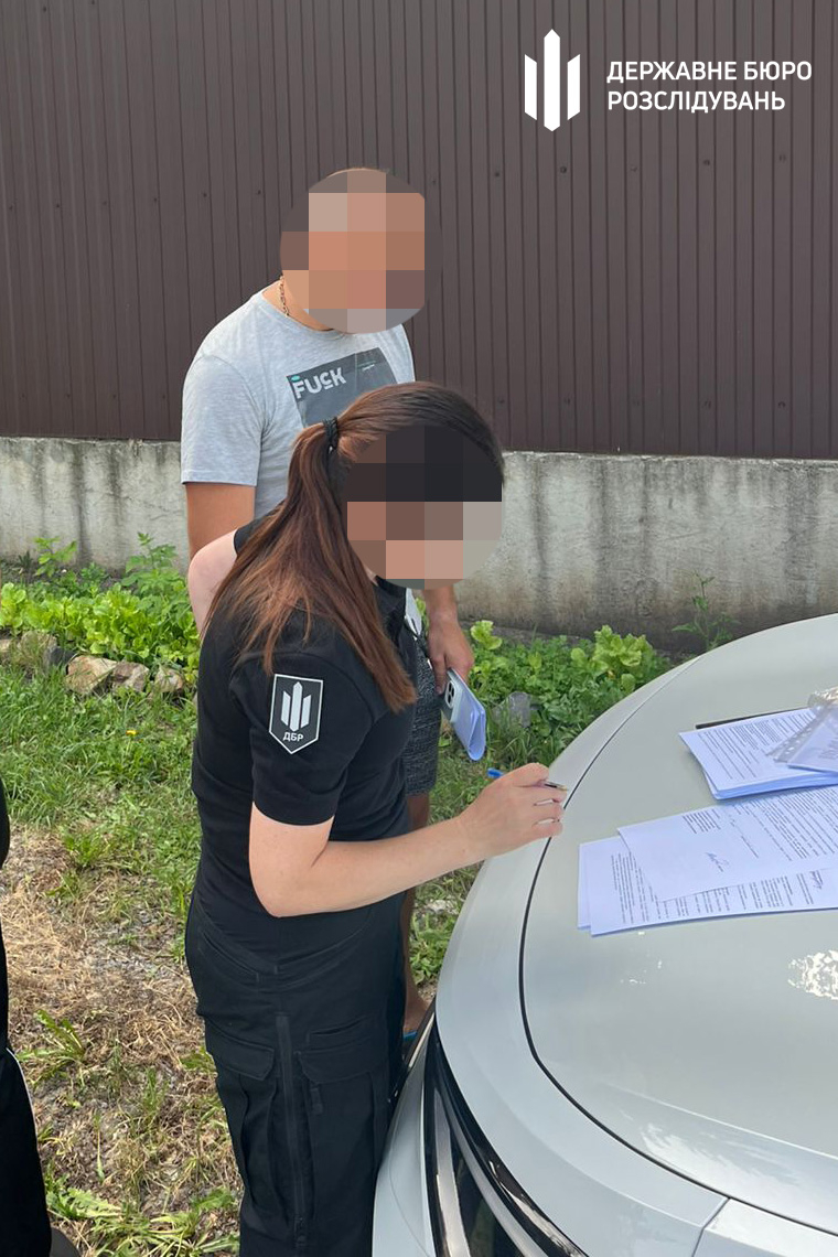 dbr povidomilo pro pidozru pravoohoroncyu z harkova yakij vlashtuvav uhilyantu suprovid u tck dlya znyattya z rozshuku 2