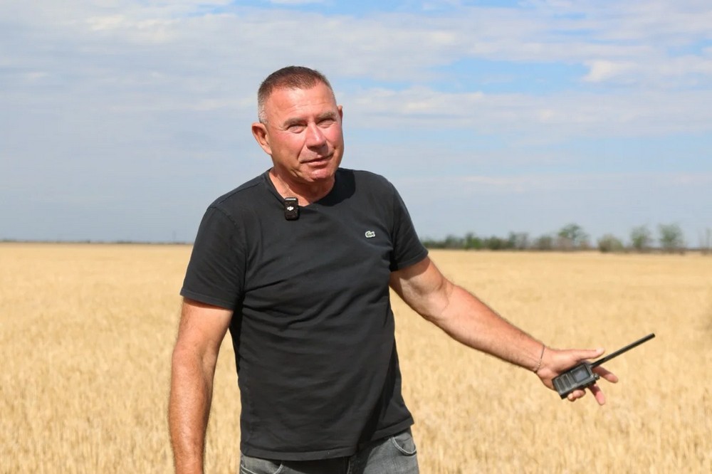 Олександр розповів, що певний час намагався збивати російські безпілотники з “двохстволки”, але виходило погано. Тому він придбав десятизарядну турецьку рушницю, зробив на неї дозвільні документи і почав полювати. “З десятизарядної получається збить. Думав, не візьму більше зброю в руки. Та де там – росіяни заставили”, – посміхається фермер Олександр розповів, що певний час намагався збивати російські безпілотники з “двохстволки”, але виходило погано. Тому він придбав десятизарядну турецьку рушницю, зробив на неї дозвільні документи і почав полювати.“З десятизарядної получається збить. Думав, не візьму більше зброю в руки. Та де там – росіяни заставили”, – посміхається фермер