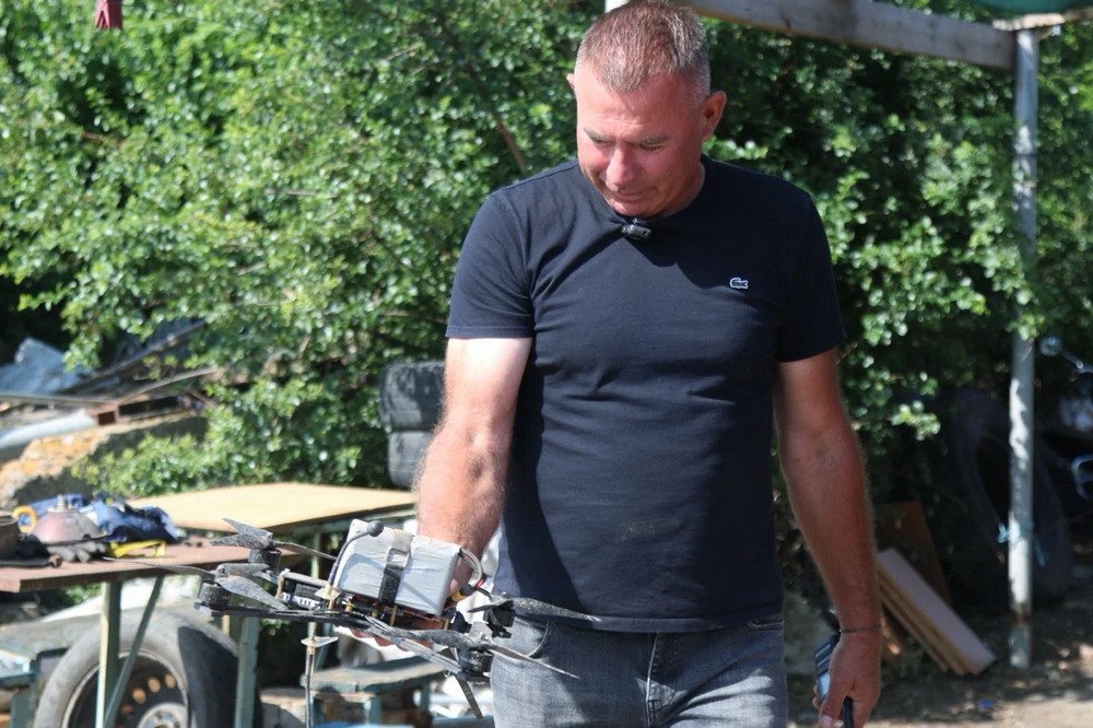 Олександр розповів, що певний час намагався збивати російські безпілотники з “двохстволки”, але виходило погано. Тому він придбав десятизарядну турецьку рушницю, зробив на неї дозвільні документи і почав полювати. “З десятизарядної получається збить. Думав, не візьму більше зброю в руки. Та де там – росіяни заставили”, – посміхається фермер Олександр розповів, що певний час намагався збивати російські безпілотники з “двохстволки”, але виходило погано. Тому він придбав десятизарядну турецьку рушницю, зробив на неї дозвільні документи і почав полювати. “З десятизарядної получається збить. Думав, не візьму більше зброю в руки. Та де там – росіяни заставили”, – посміхається фермер