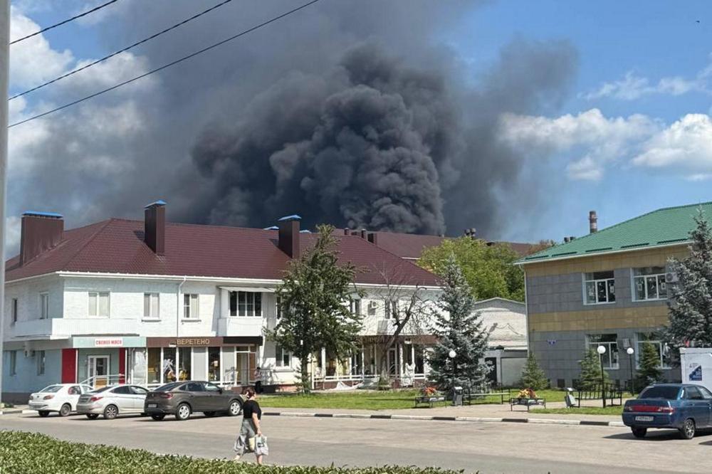 Дим видно за 25 км - дрони атакували хімзавод у Бєлгородській області (фото) 1 Дим видно за 25 км - дрони атакували хімзавод у Бєлгородській області (фото)