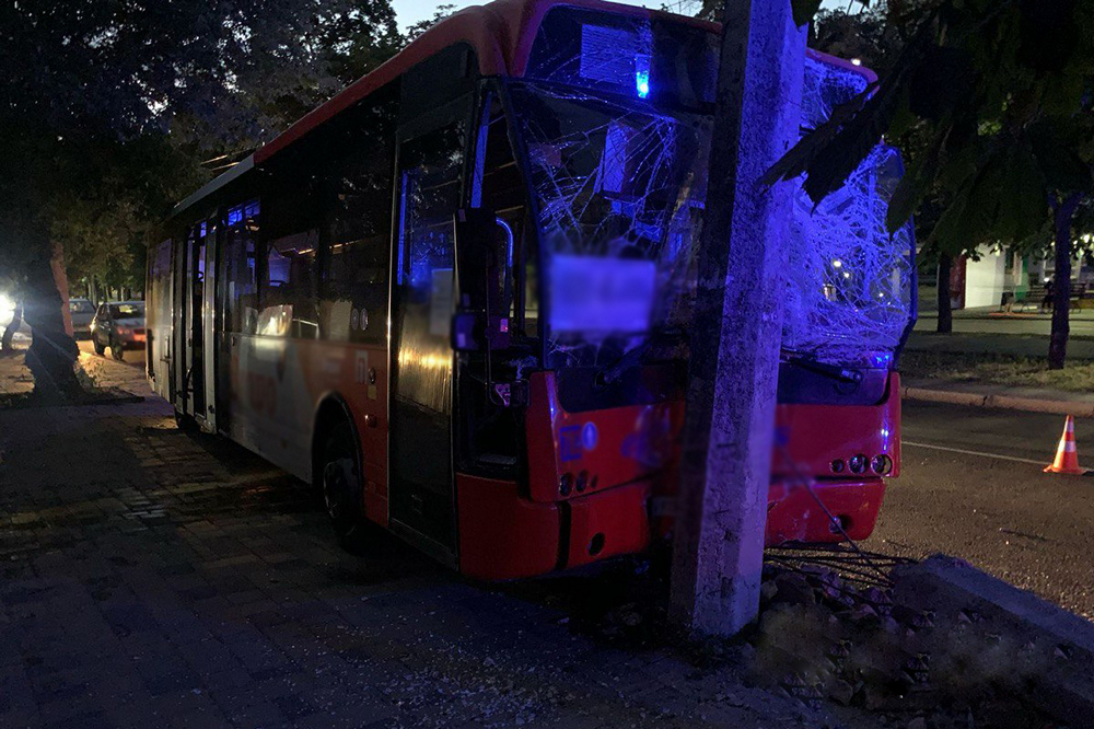 68-річному водію стало погано, і автобус влетів у електроопори: подробиці ДТП у Черкасах з постраждалими 1 Автобус влетів в електроопору – шестеро людей постраждали в ДТП у Черкасах