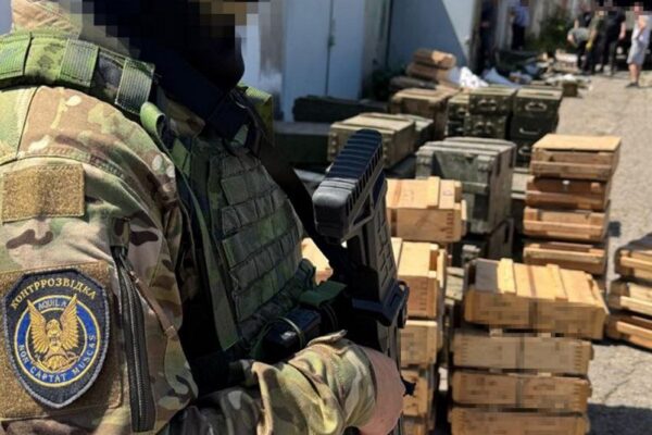 Тайник було облаштовано у гаражному боксі – СБУ викрила масштабний схрон зброї у Харкові