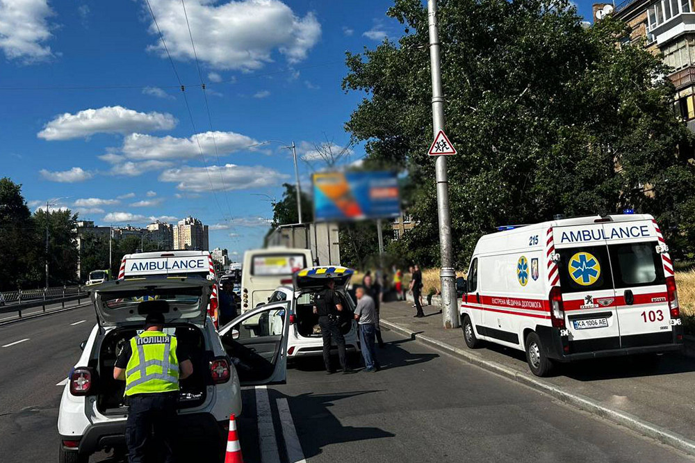 9 постраждалих, серед них дитина – ДТП у Києві за участю автобуса 1 9 постраждалих, серед них дитина – ДТП у Києві за участю автобуса