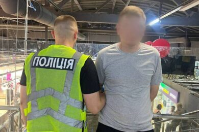 Чоловік із ножем напав на відвідувача ТРЦ у Києві – є постраждалий
