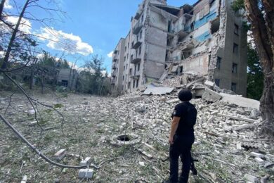 Окупанти скинули 4 авіабомби, є загиблі і поранені, пошкоджено крамницю, абмінбудівлю, кав’ярню – наслідки удару по Костянтинівці