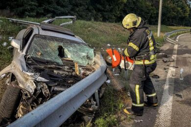 Відбійник прошив авто наскрізь: смертельна ДТП на трасі Київ-Чоп (фото)