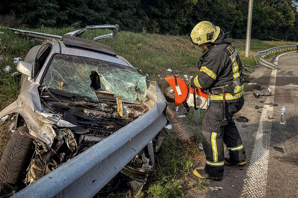 Відбійник прошив авто наскрізь: смертельна ДТП на трасі Київ-Чоп (фото)
