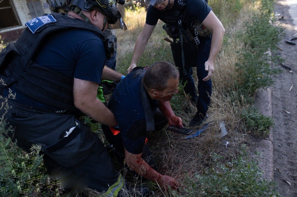 Поранено 4 надзвичайники – окупанти свідомо б’ють по рятувальникам ДСНС