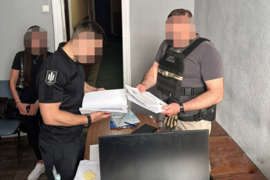 Водив за руку по кабінетах ТЦК у Харкові – правоохоронець за гроші хотів зняти ухилянта з розшуку