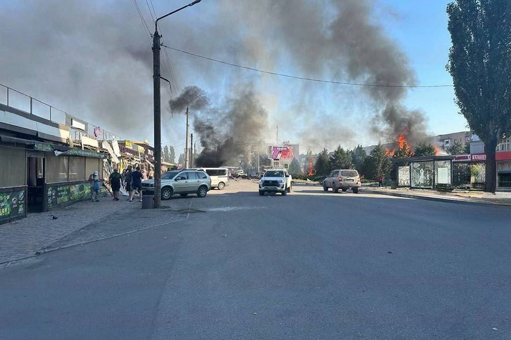 ОНОВЛЕНО: Окупанти влучили в магазин «Аврора» у Добропіллі: є жертви - все, що відомо (фото, відео) 1 Окупанти влучили в магазин «Аврора» у Добропіллі: є жертви - все, що відомо (фото, відео)