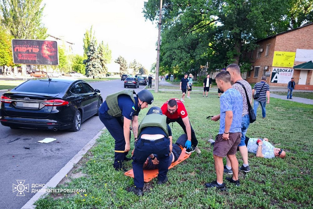 Ворог масовано атакує Нікополь вранці 2 липня: у центрі міста вже четверо поранених (фото)