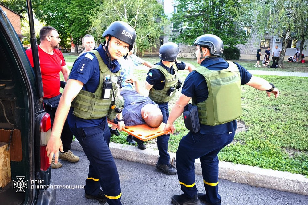 Ворог масовано атакує Нікополь вранці 2 липня: у центрі міста вже четверо поранених (фото)