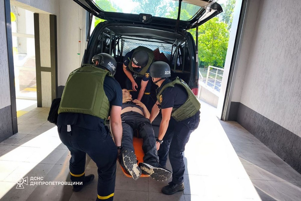 Ворог масовано атакує Нікополь вранці 2 липня: у центрі міста вже четверо поранених (фото)