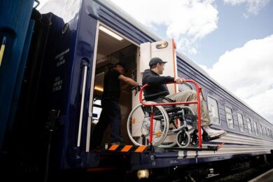 УЗ презентувала перший безбар’єрний вагон для пасажирів на кріслі колісному: як він виглядає і як скористатися (фото)