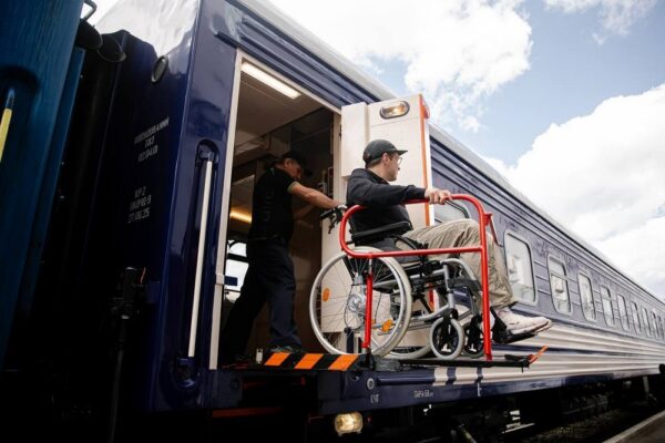 УЗ презентувала перший безбар’єрний вагон для пасажирів на кріслі колісному: як він виглядає і як скористатися (фото)