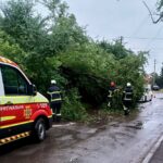 Зірвані дахи, повалені дерева і блекаут: рятувальники показали наслідки буревію на заході України