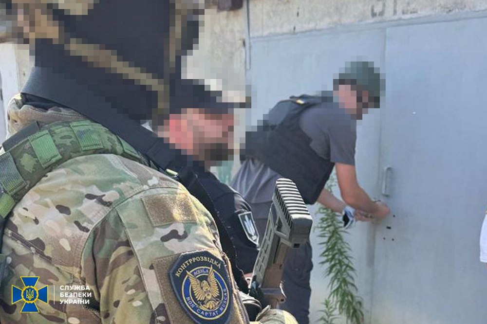 Тайник було облаштовано у гаражному боксі – СБУ викрила масштабний схрон зброї у Харкові