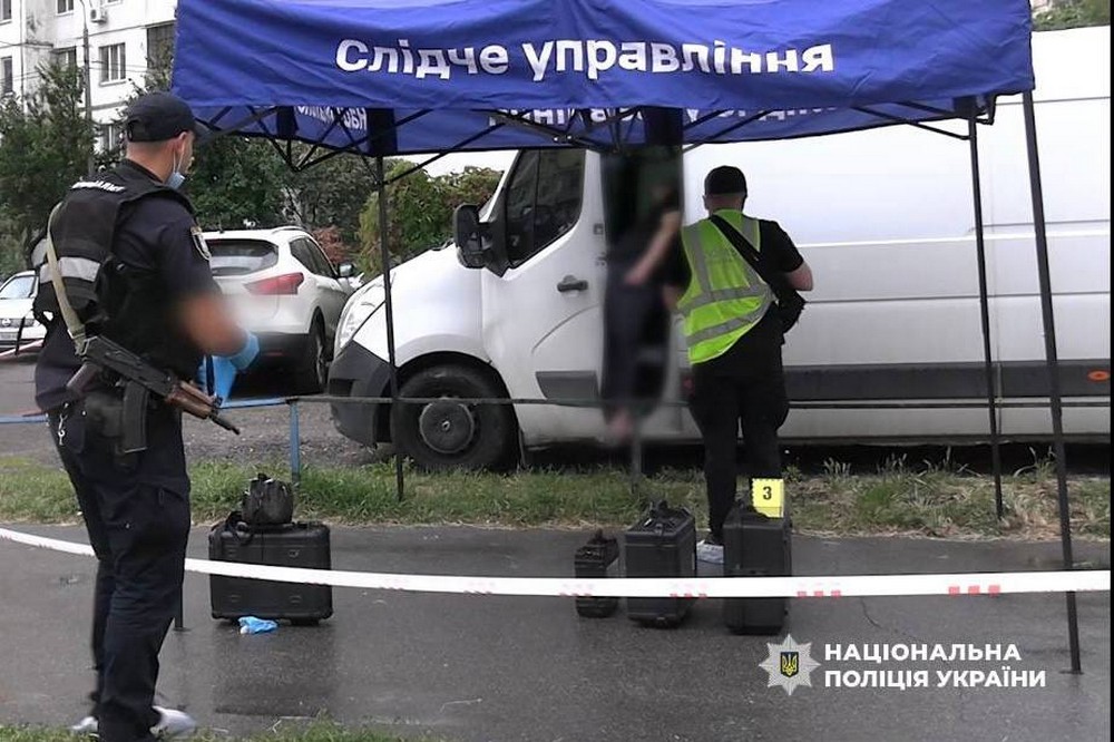 Підійшов до мікроавтобусу і двічі вистрілив: затримано іноземця, який скоїв убивство у Києві (фото, відео)