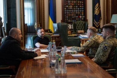 Перенесення війни на російську територію, далекобійні удари по РФ – Зеленський провів нараду з військовими