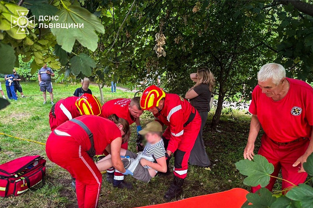 Ручка гальма на кермі пробила ногу: на Львівщині хлопчик травмувався, катаючись на велосипеді