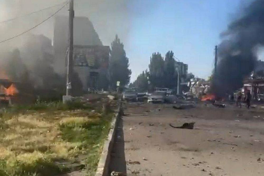 Окупанти влучили КАБом в магазин «Аврора» у Добропіллі – є жертви, виникла пожежа 