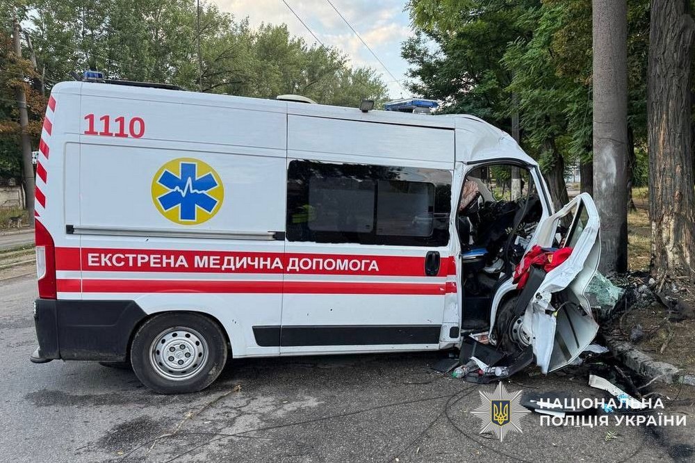 "Швидка" врізалася в стовп, медик загинув на місці: смертельна ДТП у Дніпрі 19 липня