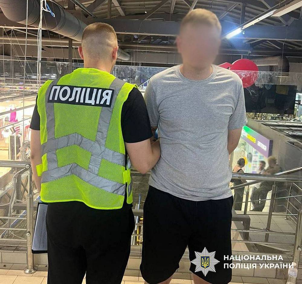 Чоловік із ножем напав на відвідувача ТРЦ у Києві – є постраждалий	