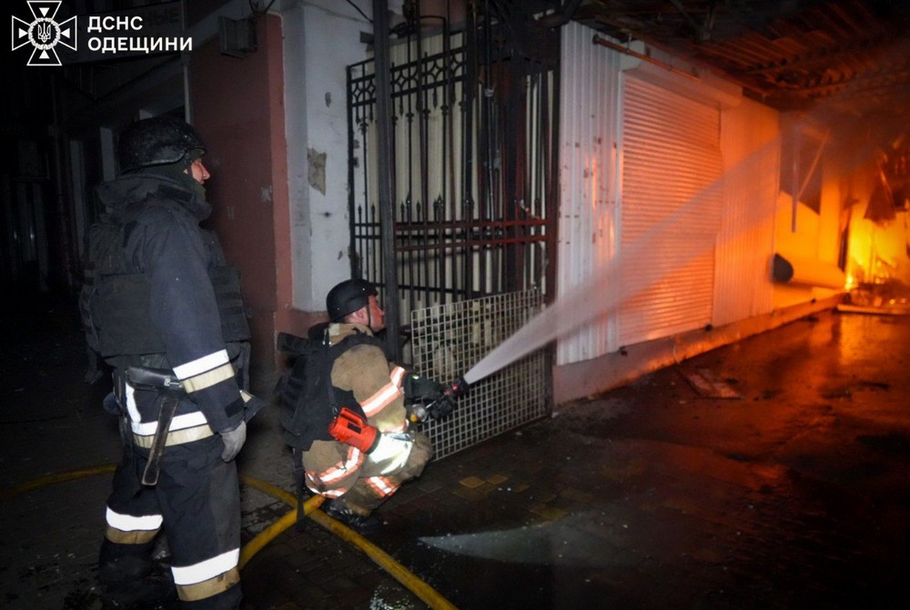 Горів легендарний ринок «Привоз» в Одесі, пошкоджено Приморський бульвар, зруйновано 9-поверхівку – ворог атакував місто «Шахедами» (фото, відео)