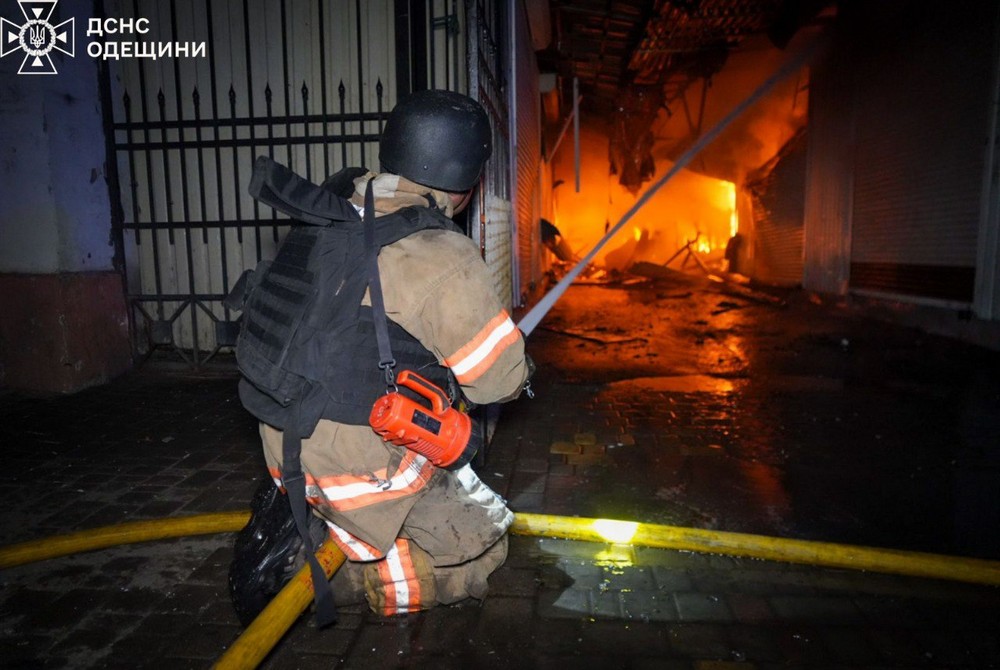 Горів легендарний ринок «Привоз» в Одесі, пошкоджено Приморський бульвар, зруйновано 9-поверхівку – ворог атакував місто «Шахедами» (фото, відео)