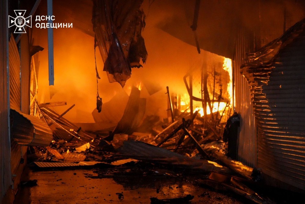 Горів легендарний ринок «Привоз» в Одесі, пошкоджено Приморський бульвар, зруйновано 9-поверхівку – ворог атакував місто «Шахедами» (фото, відео)