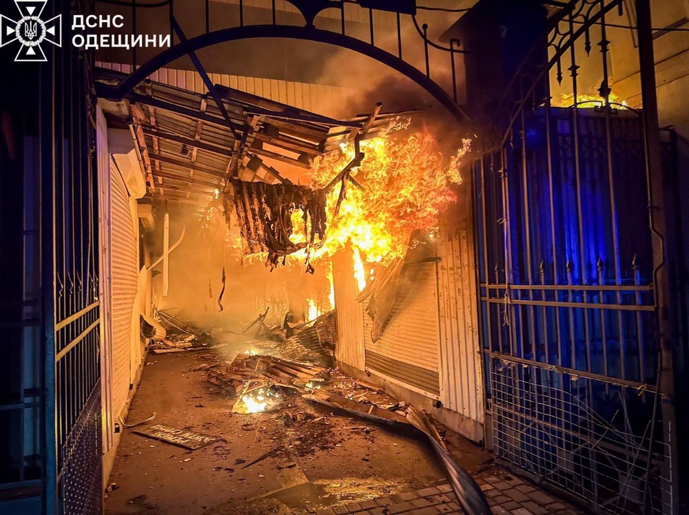 Горів легендарний ринок «Привоз» в Одесі, пошкоджено Приморський бульвар, зруйновано 9-поверхівку – ворог атакував місто «Шахедами» (фото, відео)