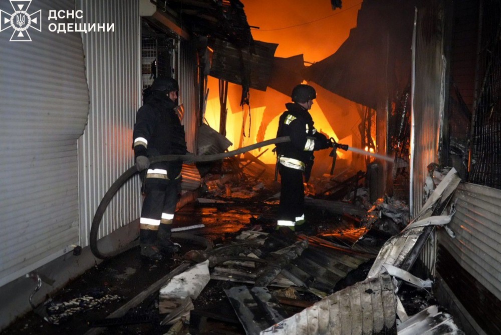 Горів легендарний ринок «Привоз» в Одесі, пошкоджено Приморський бульвар, зруйновано 9-поверхівку – ворог атакував місто «Шахедами» (фото, відео)