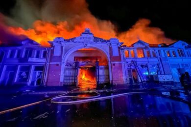 Горів легендарний ринок «Привоз» в Одесі, пошкоджено Приморський бульвар, зруйновано 9-поверхівку – ворог атакував місто «Шахедами» (фото, відео)