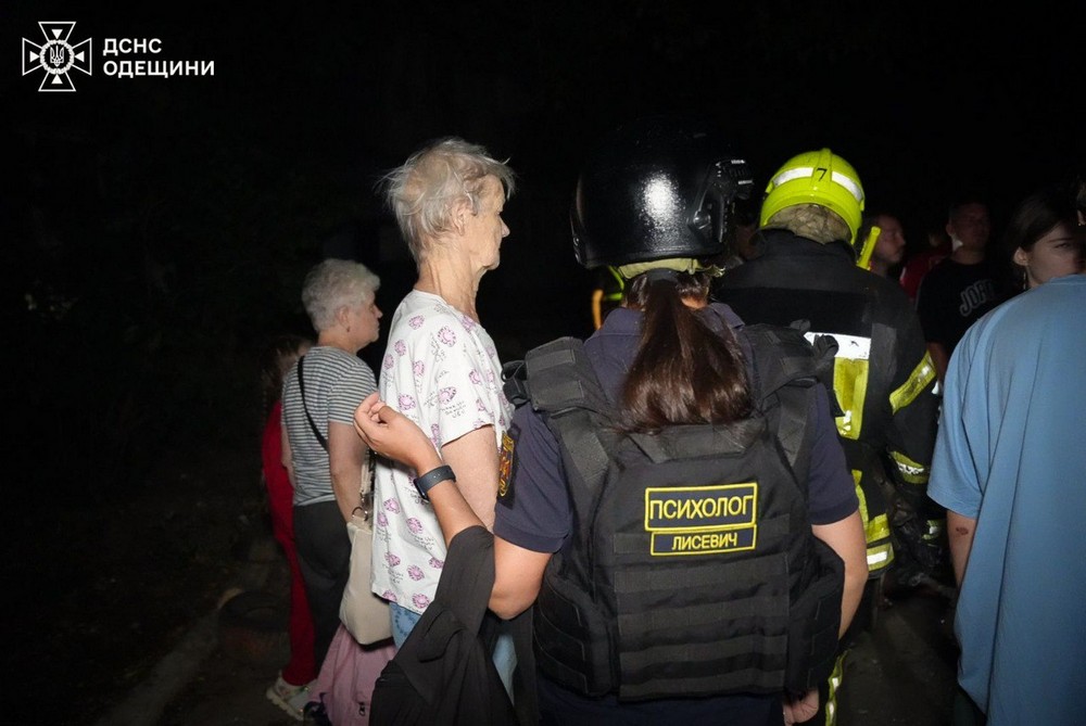 Горів легендарний ринок «Привоз» в Одесі, пошкоджено Приморський бульвар, зруйновано 9-поверхівку – ворог атакував місто «Шахедами» (фото, відео)