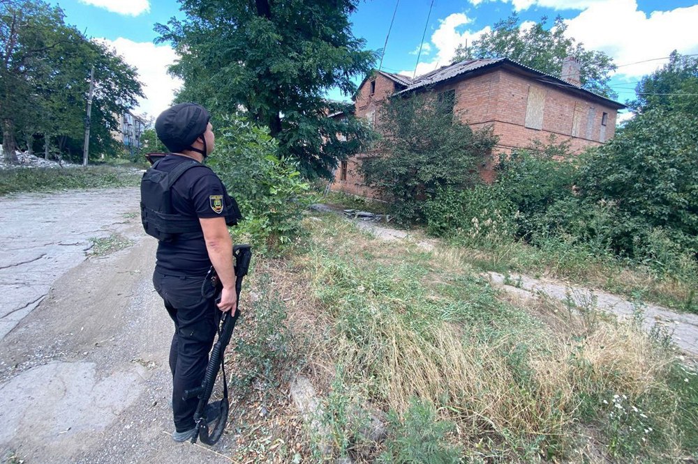 Окупанти скинули 4 авіабомби, є загиблі і поранені, пошкоджено крамницю, абмінбудівлю, кав’ярню – наслідки удару по Костянтинівці
