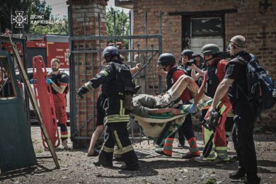 Армія РФ скинула бомбу на медзаклад у Харкові: є жертва і постраждалі, під завалами шукають людей