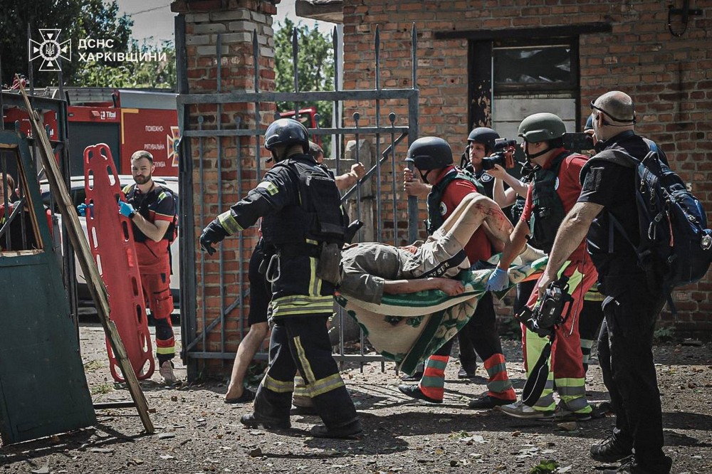 Армія РФ скинула бомбу на медзаклад у Харкові: є жертва і постраждалі, під завалами шукають людей