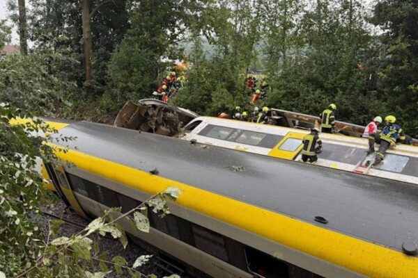 Пасажирський потяг зійшов з рейок у Німеччині: є загиблі і десятки постраждалих