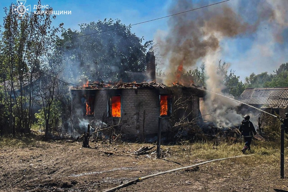 П’ятеро вбитих, горить магазин: ворог вдарив по селу Новоплатонівка на Харківщині
