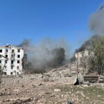 Є загиблий, серед постраждалих – тяжко травмовані, половину будівлі зруйновано вщент: окупанти вдарили по Краматорську