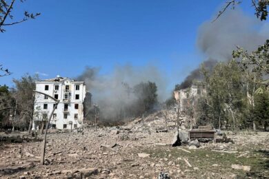 Є загиблий, серед постраждалих – тяжко травмовані, половину будівлі зруйновано вщент: окупанти вдарили по Краматорську