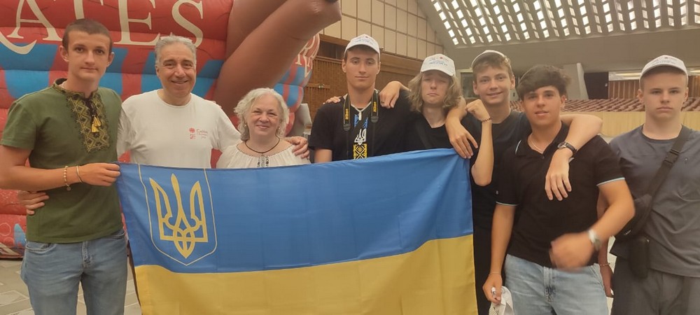 Українські діти зустрілися з Папою Римським і подарували йому прапор свого міста Нікополь, яке вже три роки під обстрілами (фото, відео)