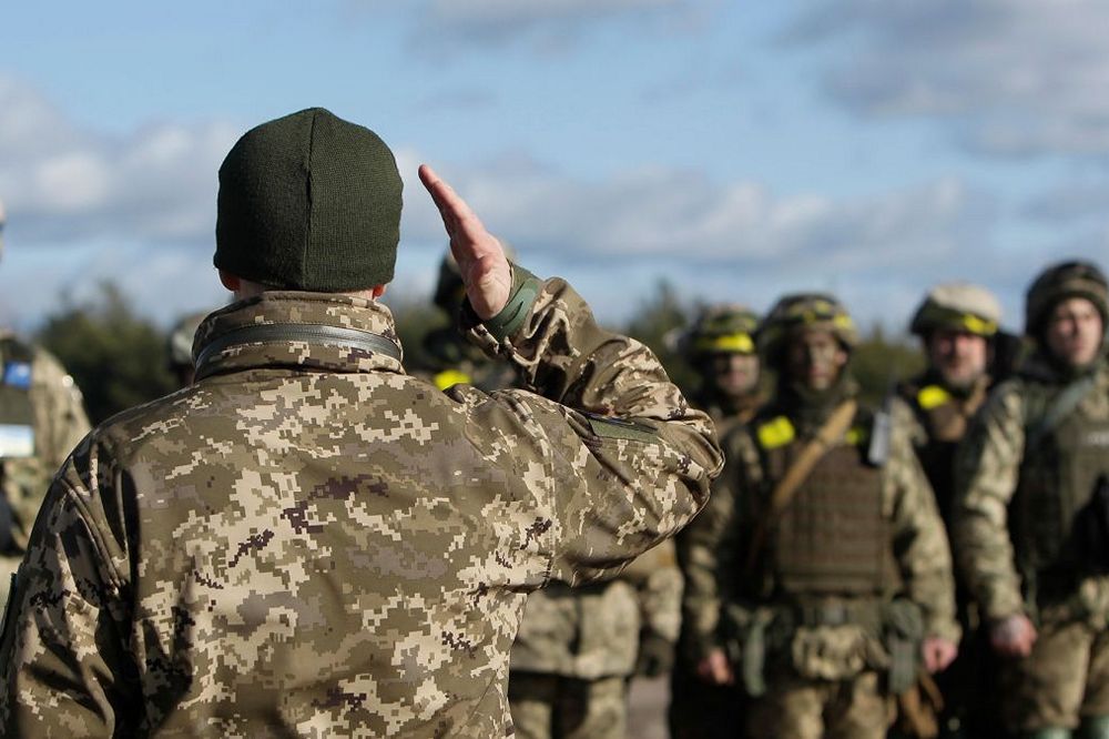 Закони про службу після 60 років і військову підготовку студентів-медиків підписано: подробиці