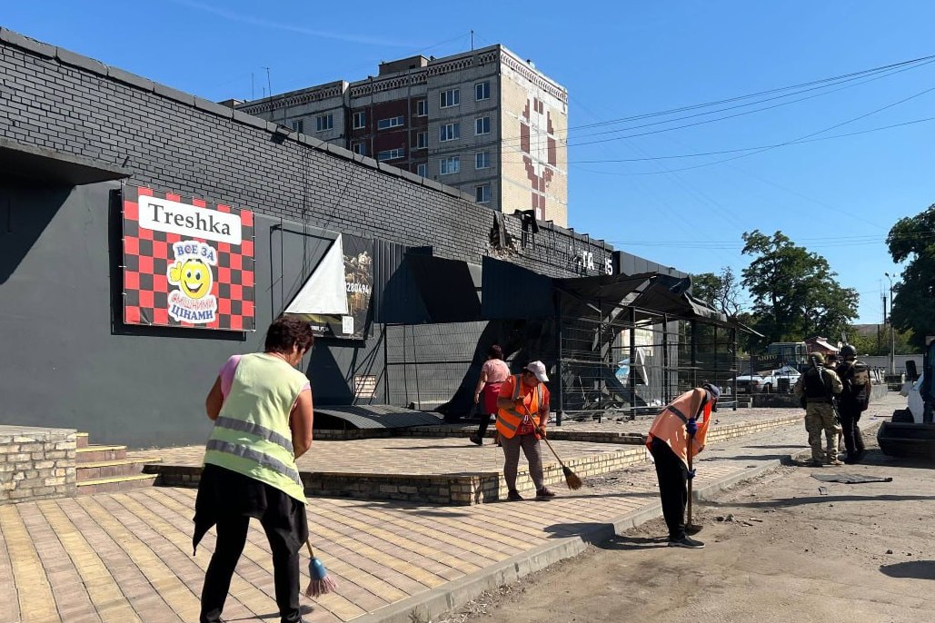 Ворог здійснив смертельні атаки на супермаркет у Краматорську і на комунальників у Костянтинівці 1 Ворог здійснив смертельні атаки на супермаркет у Краматорську і на комунальників у Костянтинівці