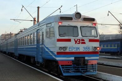 На Дніпропетровщині через бойові дії тимчасово скасували 14 поїздів, маршрут ще одного змінено