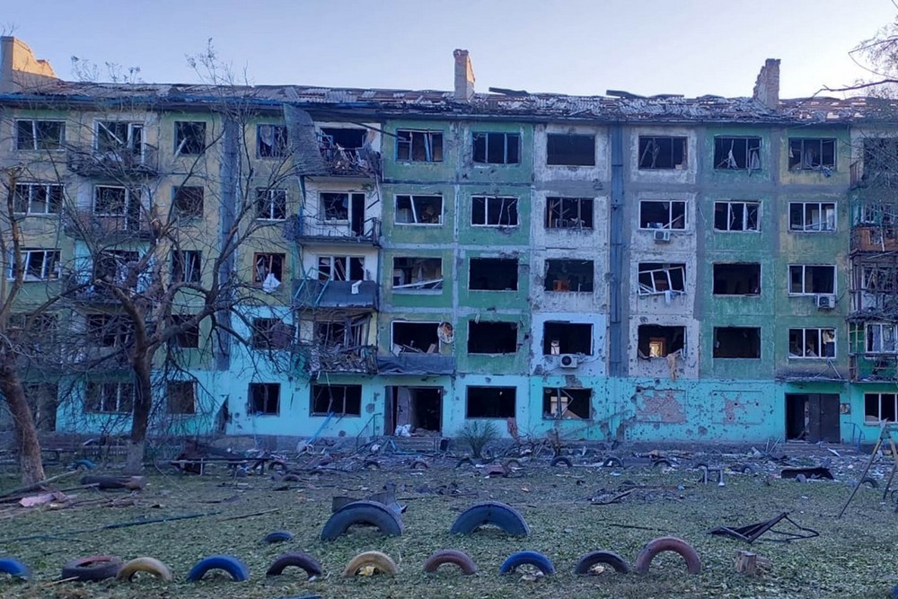 Окупанти скинули бомби на багатоповерхівки у Білозерському: є загиблі, серед поранених дитина (фото)