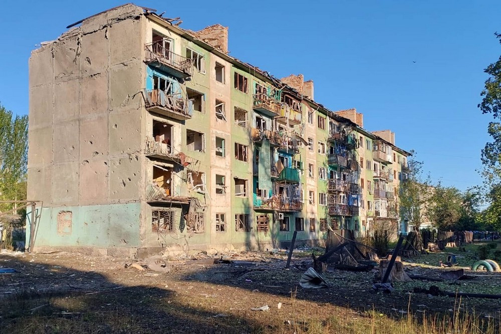 Окупанти скинули бомби на багатоповерхівки у Білозерському: є загиблі, серед поранених дитина (фото)