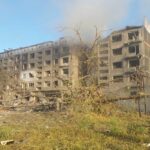 Окупанти скинули бомби на багатоповерхівки у Білозерському: є загиблі, серед поранених дитина (фото)