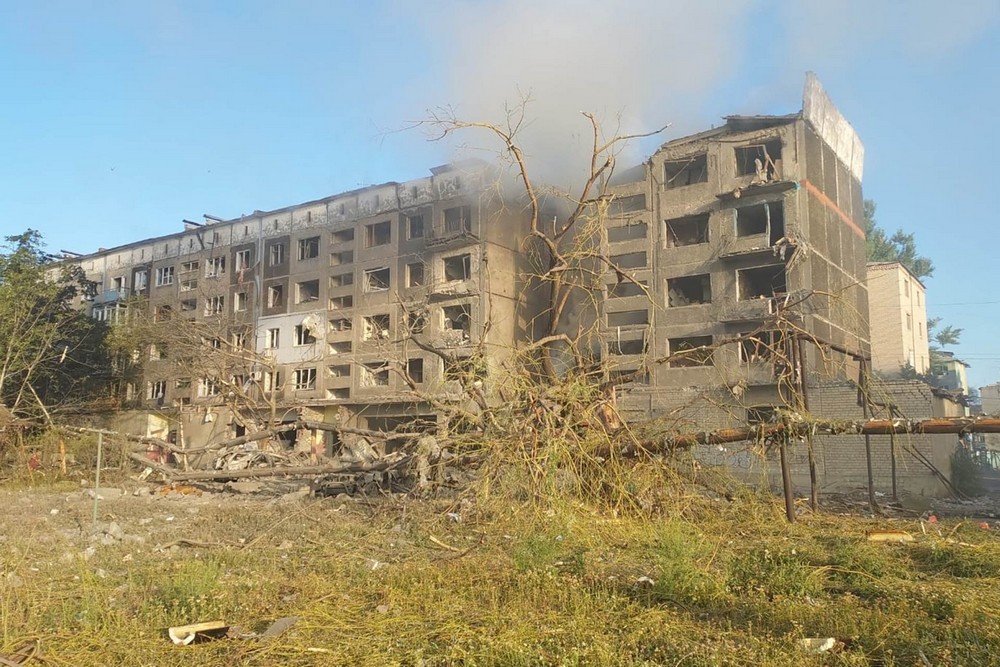 Окупанти скинули бомби на багатоповерхівки у Білозерському: є загиблі, серед поранених дитина (фото)