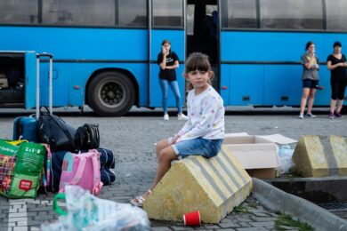 Примусово вивезуть сім’ї з дітьми ще з 14 населених пунктів – триває евакуація на Донеччині